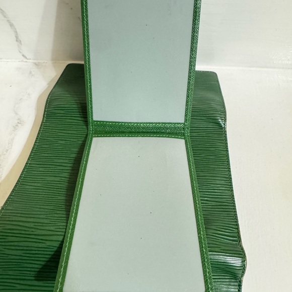 Louis Vuitton Epi GREEN Textured Wallet Like New! Authentic and Dust Bag - Picture 10 of 16